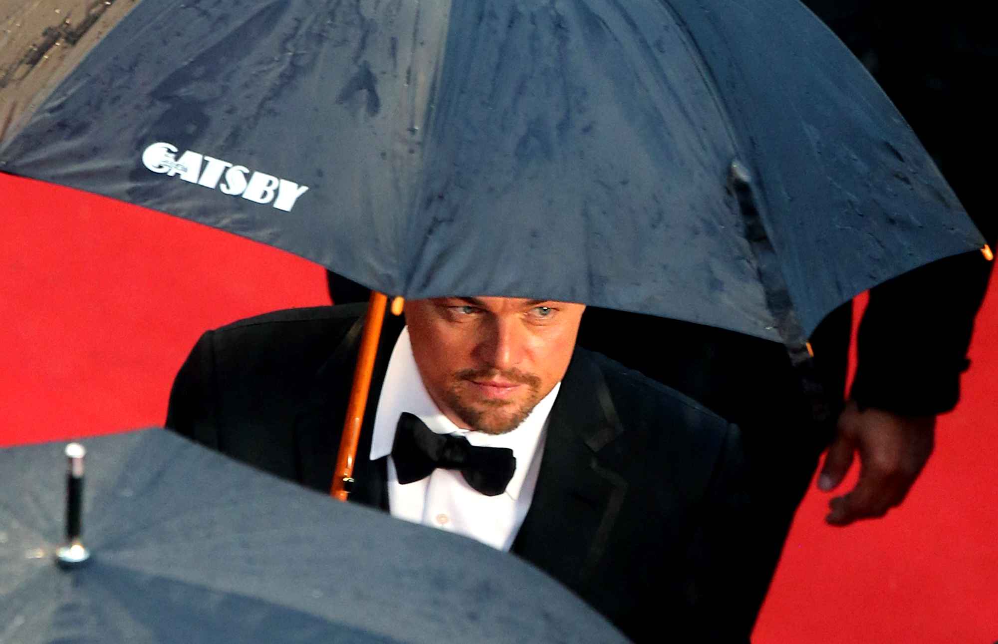 Di Caprio et son parapluie personnalisé Gatsby au festival