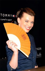eventails-personnalises-accessoires-fetiches-des-stars-Milla-Jovovich