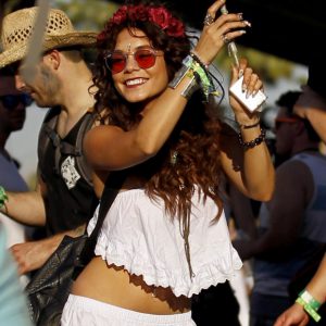 festival-de-Coachella-2014-mythiques-bracelets-d-identification-Vanessa-Hudgens