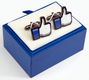 Les goodies Facebook et twitter pour les geeks-boutons-de-manchettes-Facebook