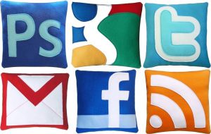 Les goodies Facebook et twitter pour les geeks-mug-facebook-coussins-geek