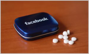 Les goodies Facebook et twitter pour les geeks-mug-facebook-pilulier-Facebook