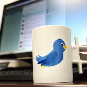 Les goodies Facebook et twitter pour les geeks-mug-twitter