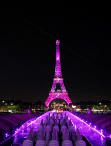 Octobre-rose-les-objets-personnalises-pour-la-bonne-cause-Tour-Eiffel-Rose