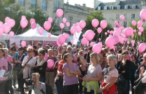 La marche a réuni plusieurs centaines de participants, tous porteurs de tee-shirts, accessoires ou ballons roses, au départ de la place Leclerc.