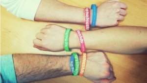 Caen-sporte-contre-le-cancer-les-bracelets-silicone-en-symbole