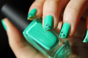 Les-nail-tattoos-de-Bourjois-succombez-aux-tatouages-d-ongles-3