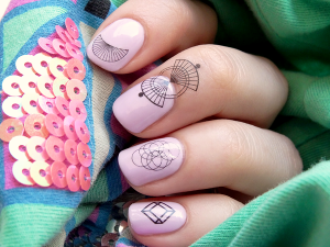 Les-nail-tattoos-de-Bourjois-succombez-aux-tatouages-d-ongles-4