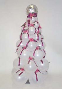 Le-sapin-de-Noel-en-ballons-canon (2)