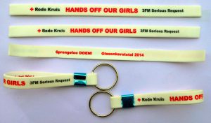 Les-bracelets-silicone-Hands-off-our-girls-on -leve-des-fonds-4