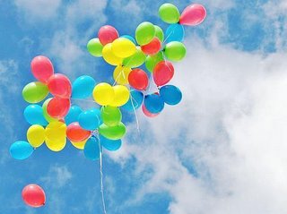 Pourquoi les ballons de baudruche à l'hélium finissent-ils par retomber ?